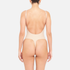 modelo de espaldas con bodysuit de espalda baja color nude