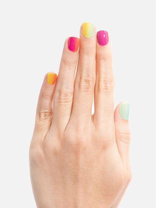 Mano con esmalte uñas chromatic rainbow - Chromatic Rainbow - ellaz