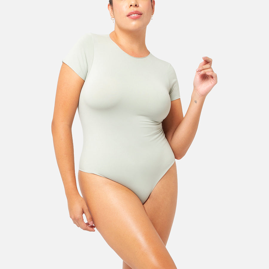 modelo con Bodysuit manga corta color Agave