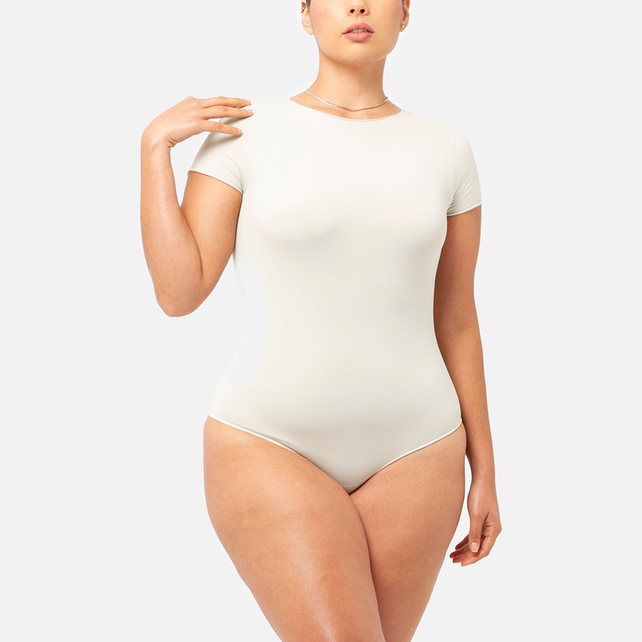 modelo con Bodysuit manga corta color Blanco Bone