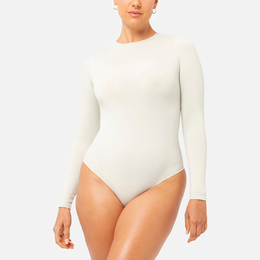 modelo elegante con Bodysuit manga larga blanco Bone