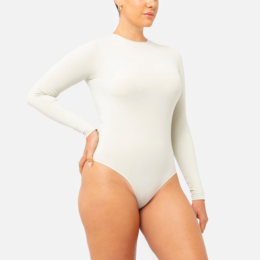 modelo de frente con Bodysuit manga larga color blanco Bone