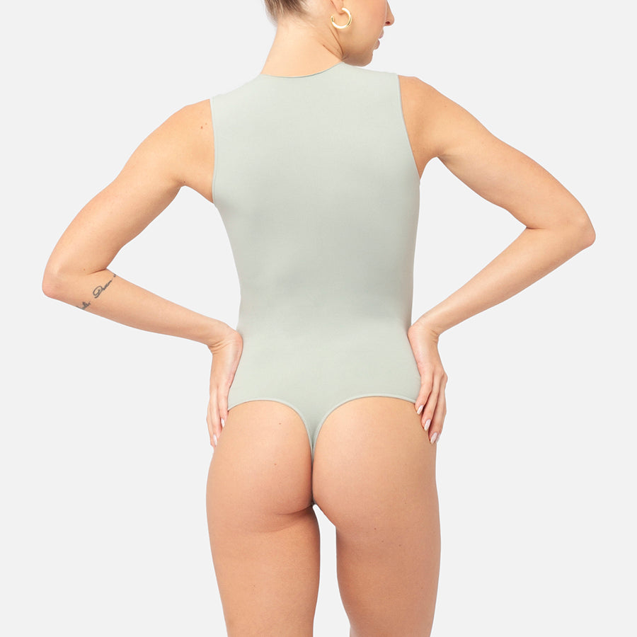 modelo de espaldas con bodysuit sin manga color Agave