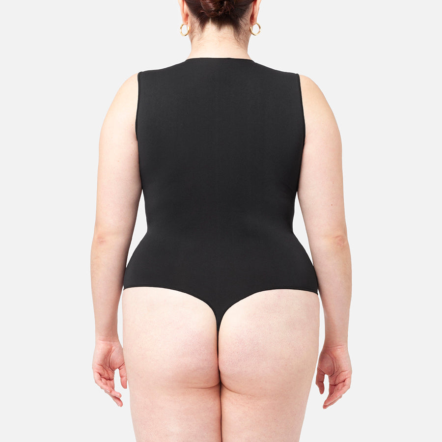 modelo con bodysuit sin manga de espaldas color negro Black