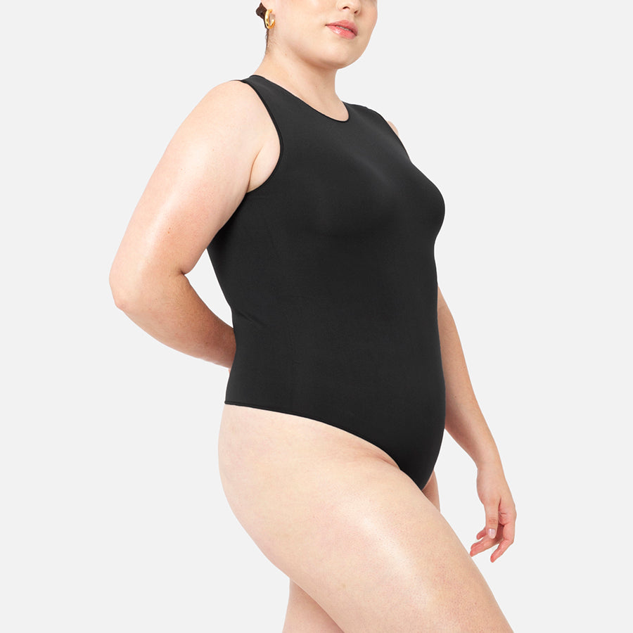 modelo con nuestro bodysuit sin manga de color negro Black