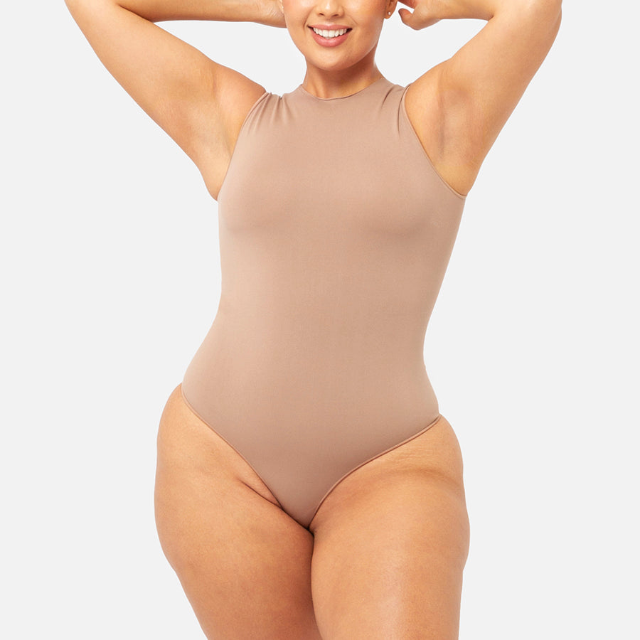 midelo sonriendo con nuestro bodysuit sin manga color Sienna