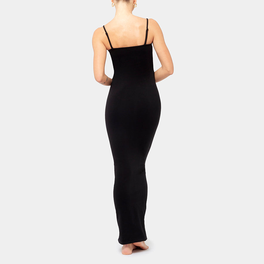 modelo elegante de espaldas con Vestido Maxi dress tirante en color negro Black