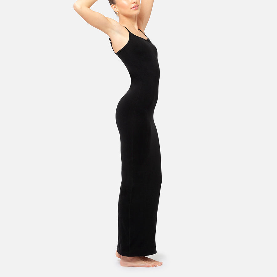 modelo de perfil con Vestido Maxi dress tirante en color negro Black