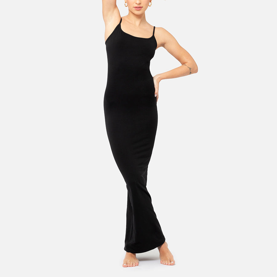 modelo elgante frontal con Vestido Maxi dress tirante en color negro Black