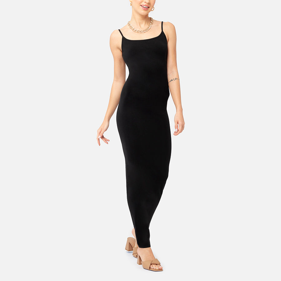 modelo sonriendo con Vestido Maxi dress tirante en color negro Black