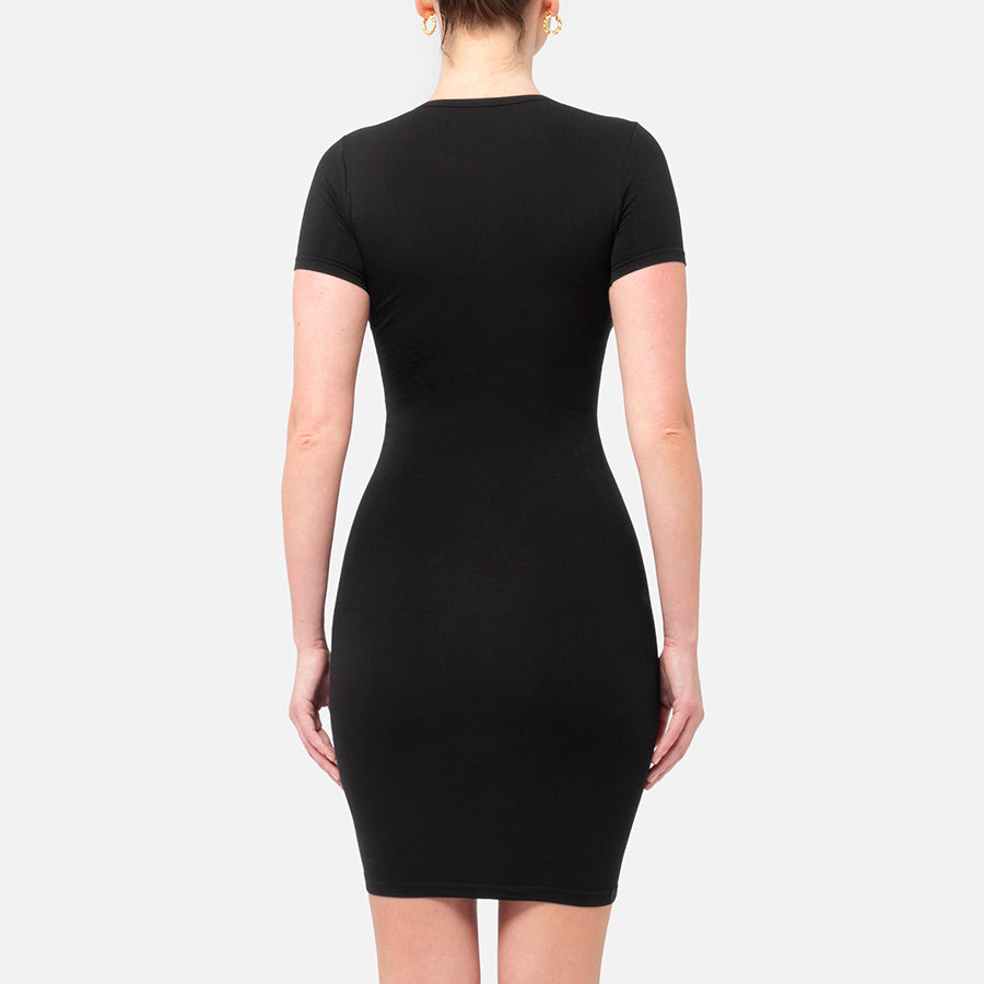 mujer de espaldas con Vestido Mini dress de color negro Black