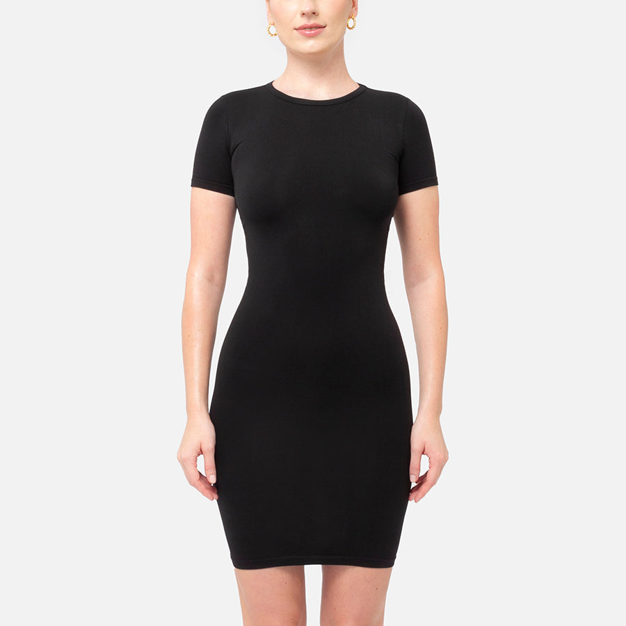 modelo de frente con Vestido Mini dress en color negro Black