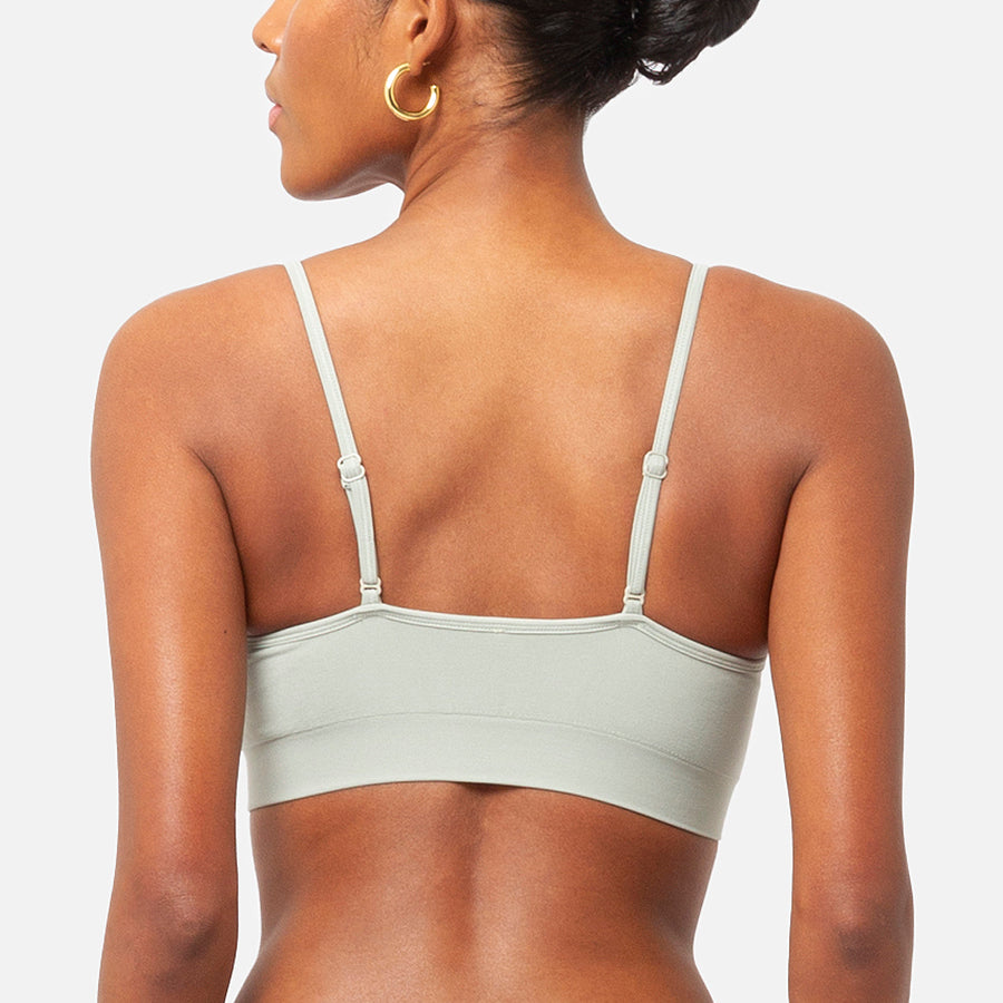 scoop bralette prednda basic en color Agave modelado de espalda Agave