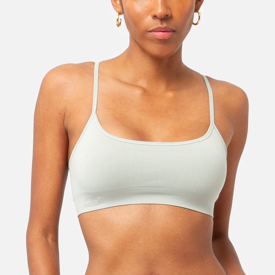 modelo morena con prenda basic bralette en color Agave