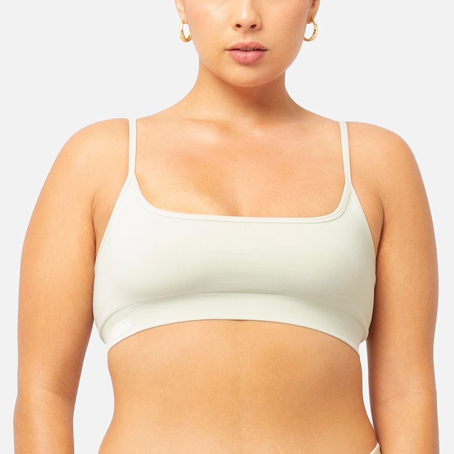 modelo con prenda basic bralette en color blanco bone frontal Bone