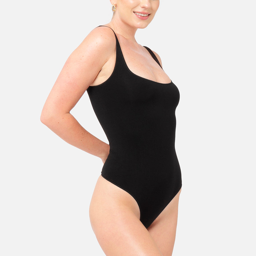 modelo con bodysuit de color negro Black