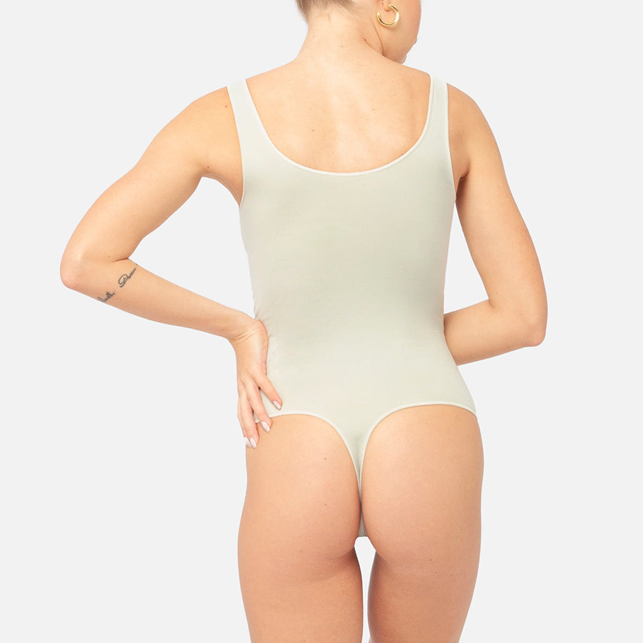 modelo de espaldas con bodysuit color blanco Bone