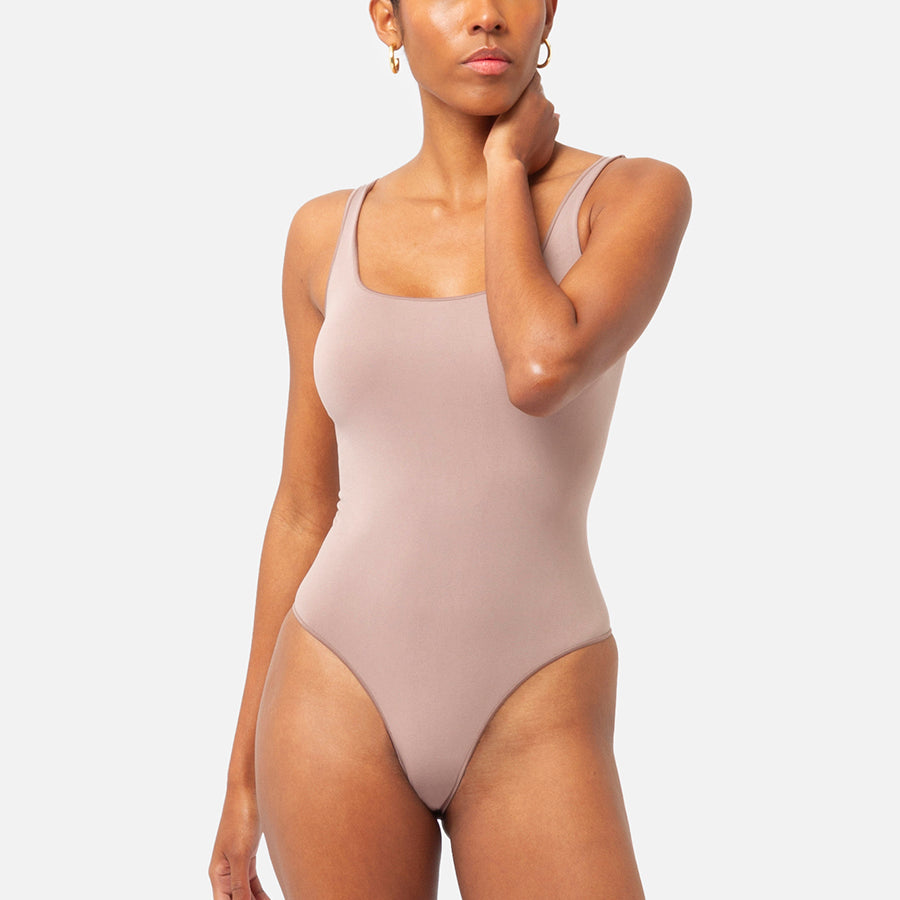 modelos con prenda basics scoop bodysuit color Sienna