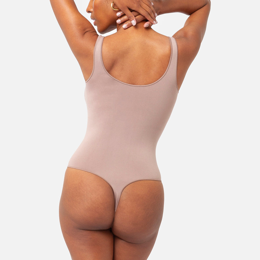 modelo de espaldas con nuestro basics scoop neck bodysuit color Sienna