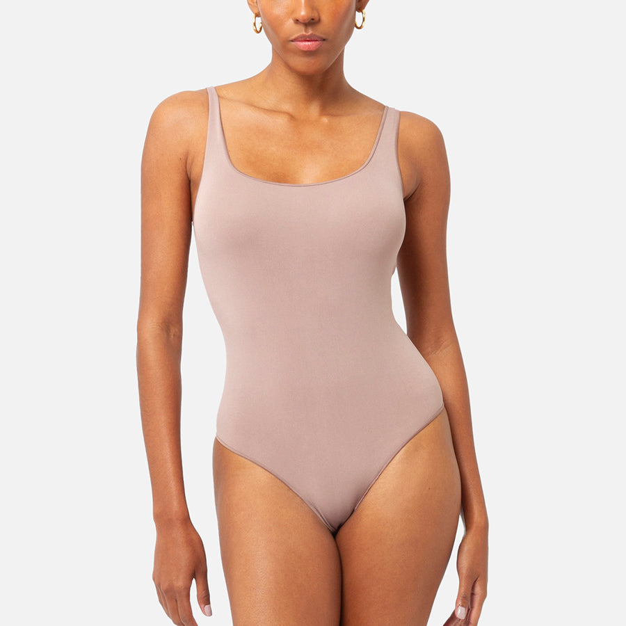 Modelo con nuestro basic scoop bodysuit foto frontal color Sienna