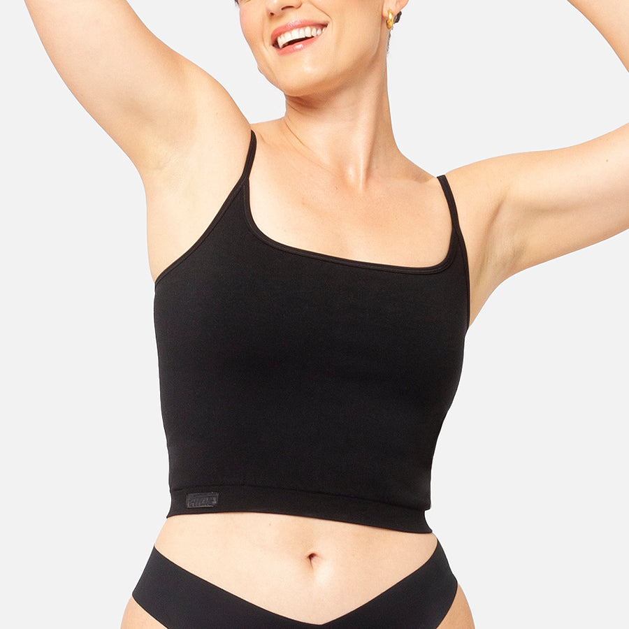 Modelo luciendo el Tshirts strap crop en el color negro Black