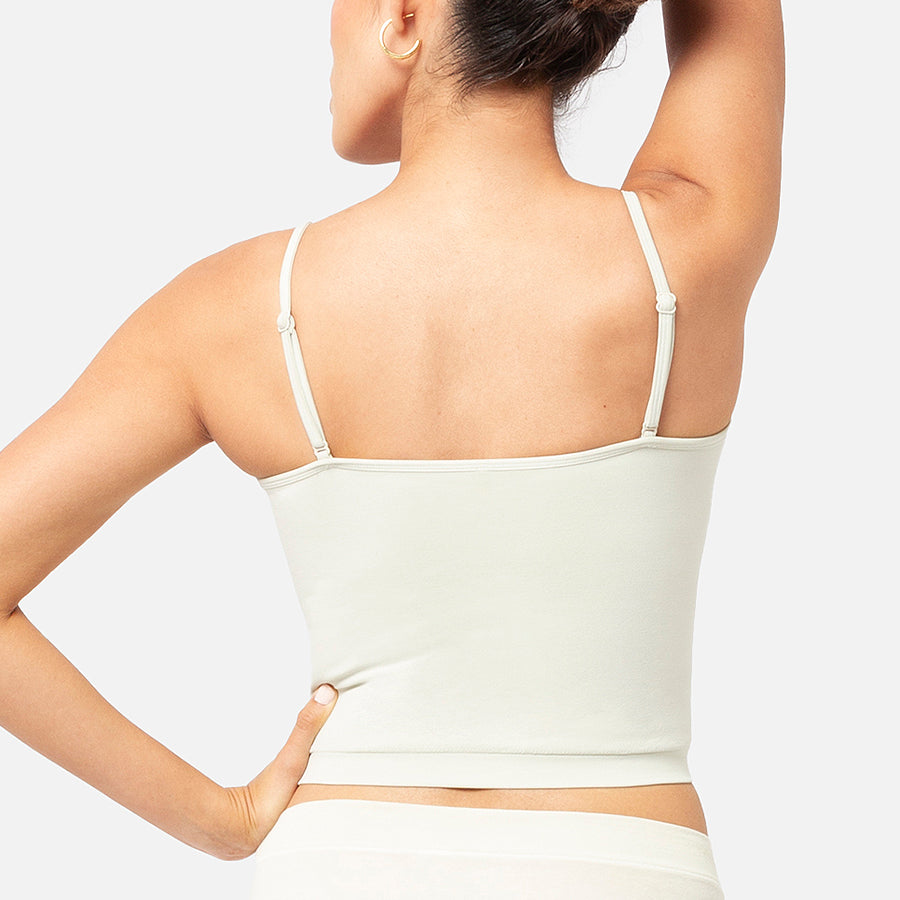 Modelo de espaldas  con Tshirts strap crop color blanco Bone