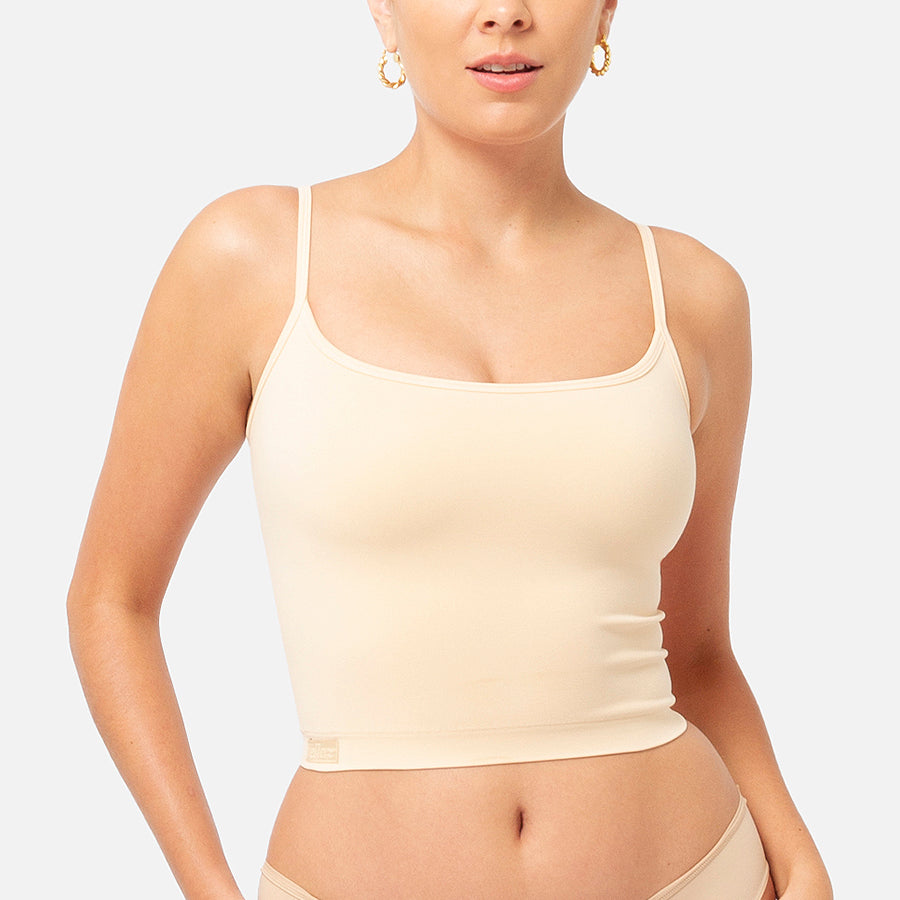 Modelo con Tshirts strap crop en el tono Clay