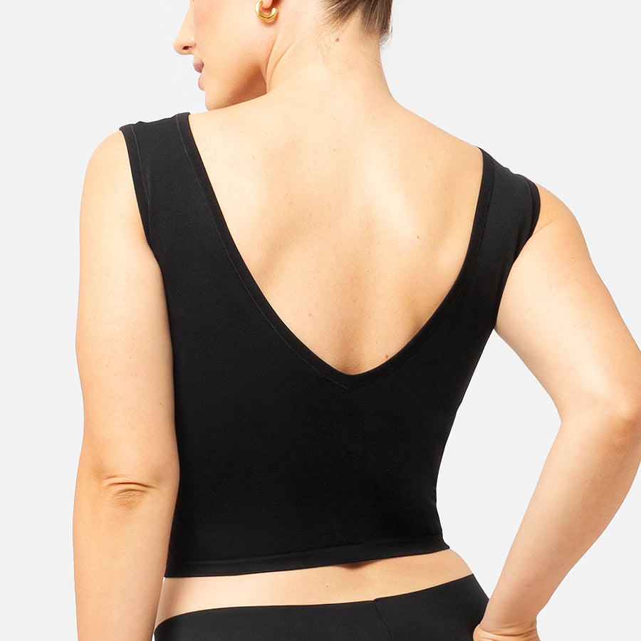 Tank top V de espaldas en el color tono negro Black