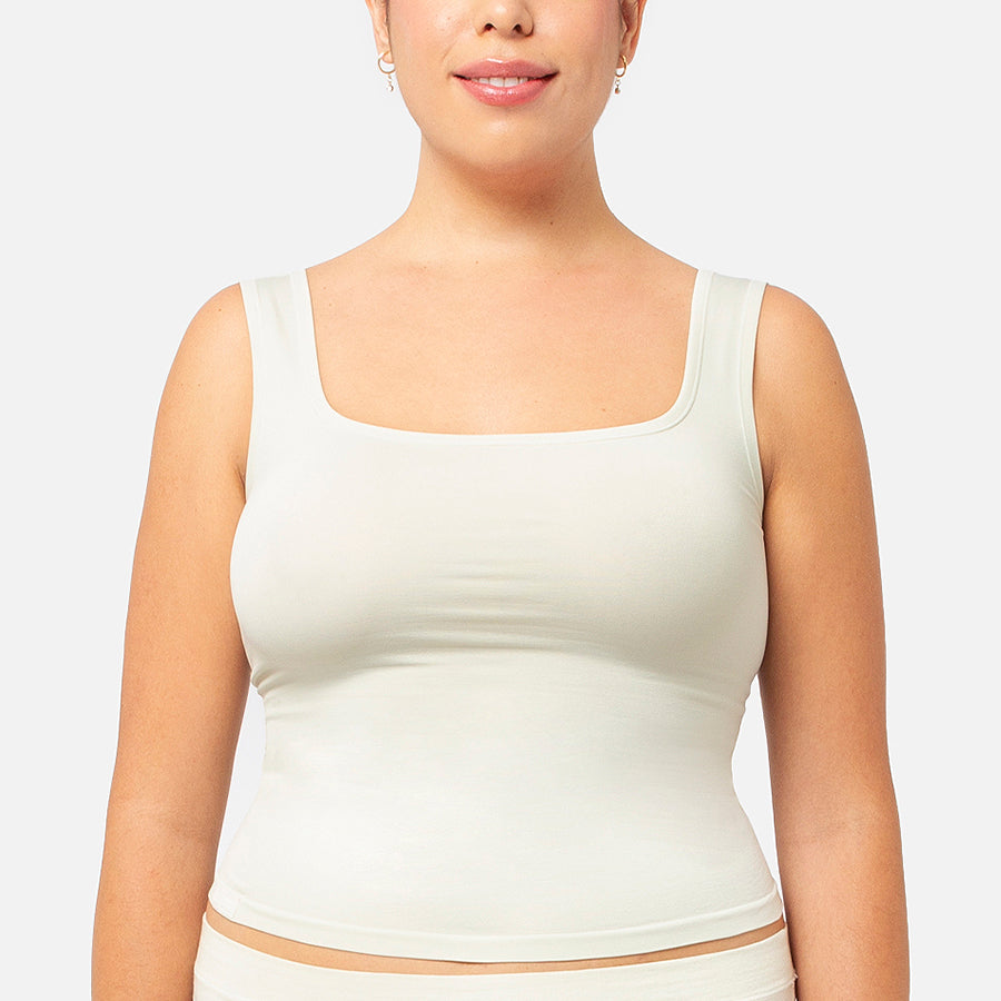 Modelo luciendo el tank top color blanco Bone