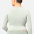 Modelo de espalda luciendo T shirt manga larga en color Agave