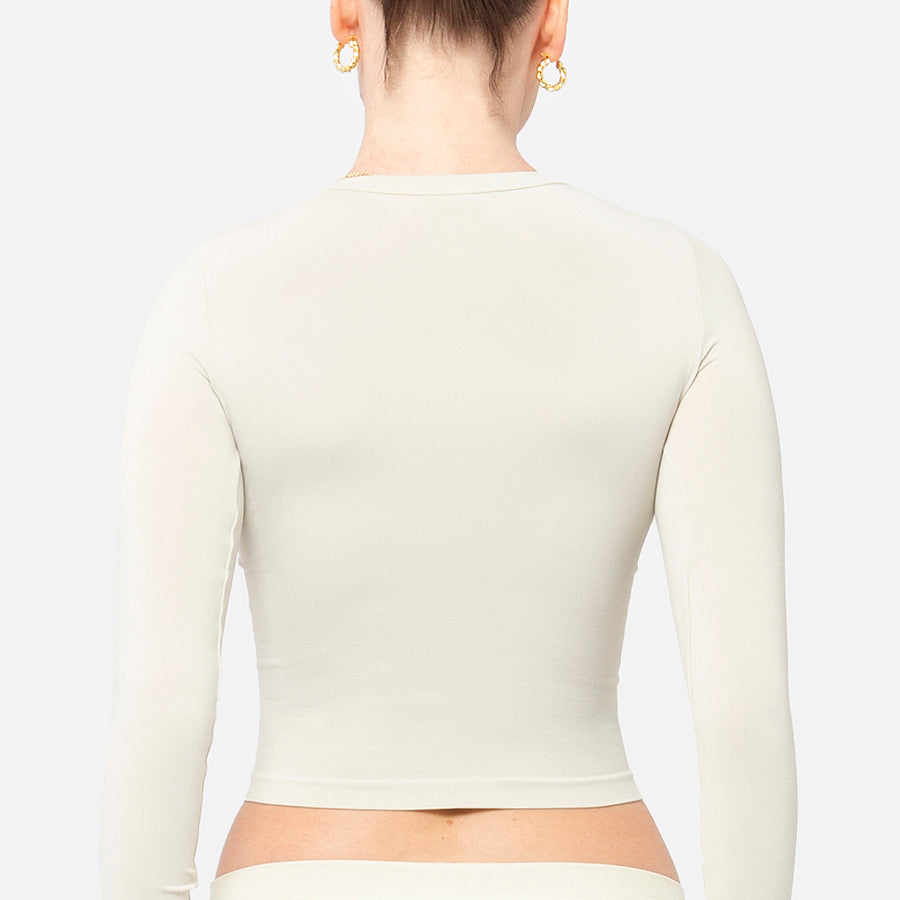 Modelo T shirt manga larga en color blanco Bone
