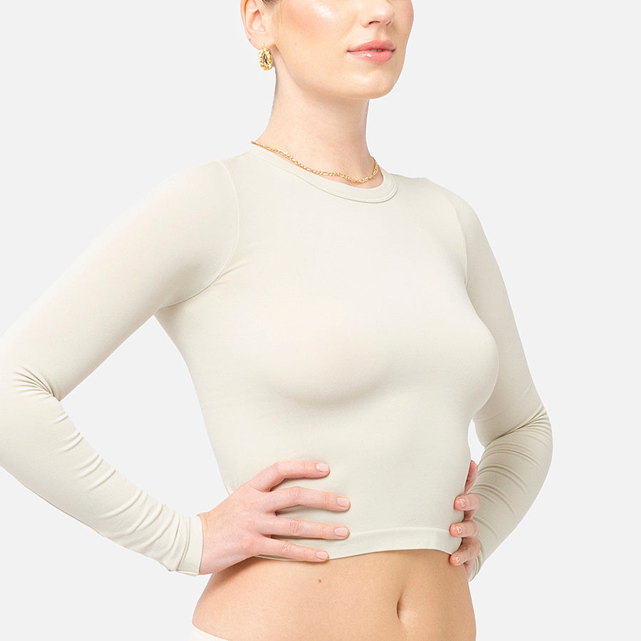 Modelo con las manos con T shirt manga larga en color blanco Bone