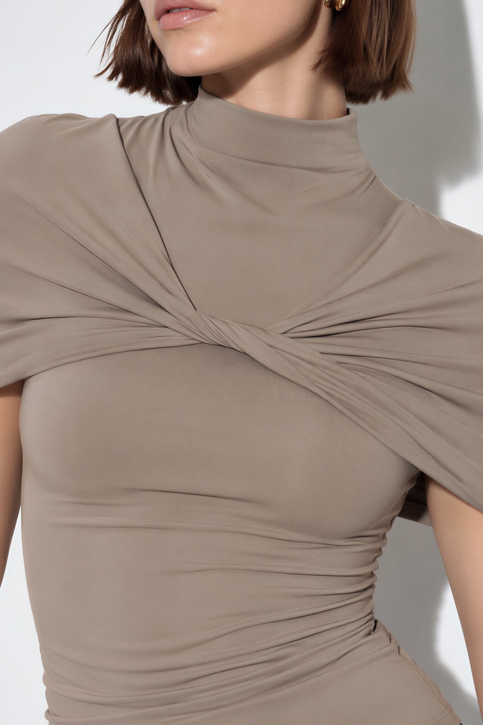 Light Contour Twist Shoulder Top