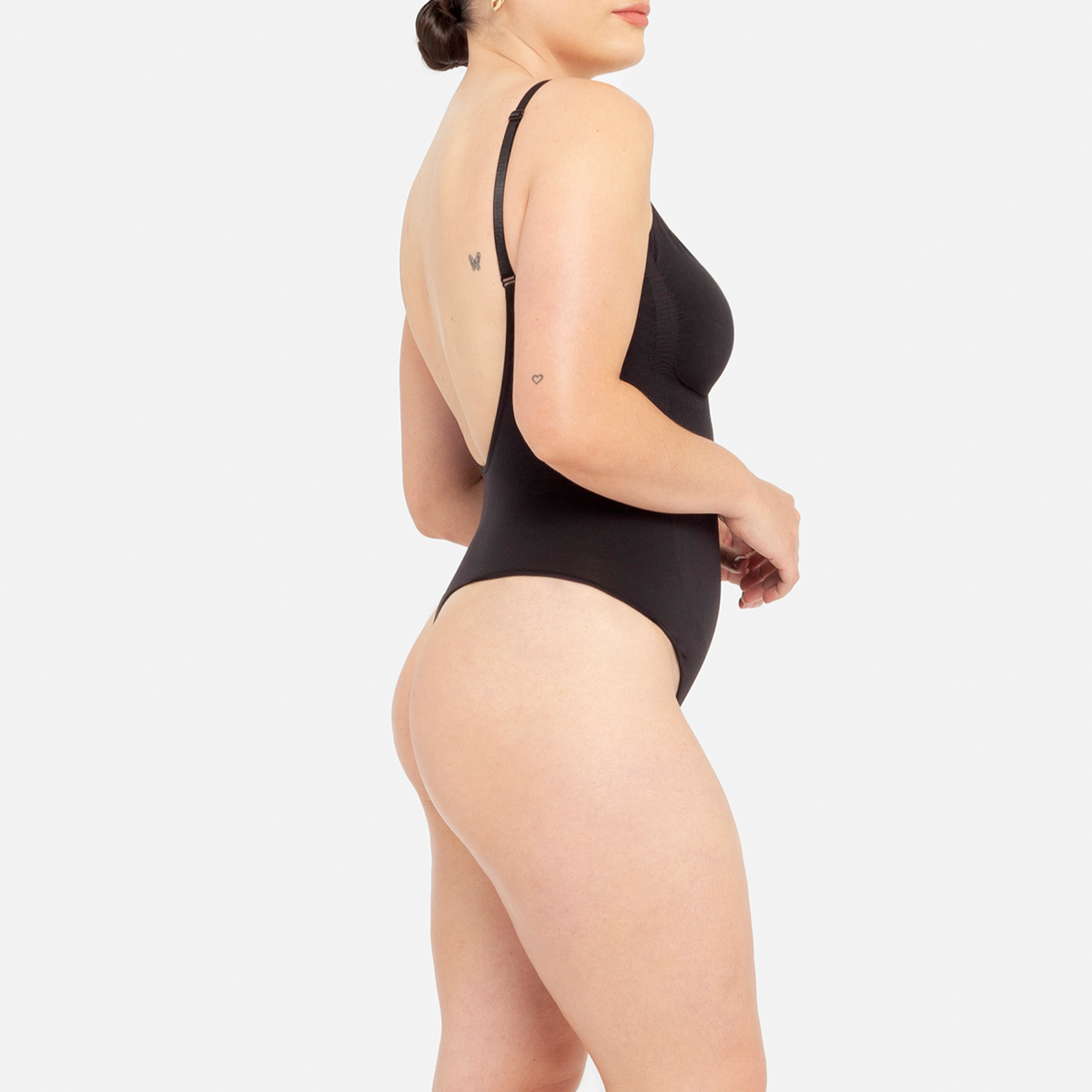 modelo con bodysuit negro espalda baja color Black