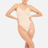 modelo frontal con bodysuit color claro nude