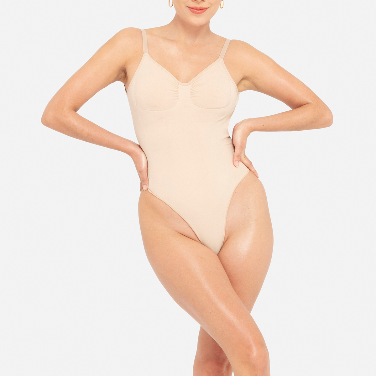 modelo frontal con bodysuit color claro Nude