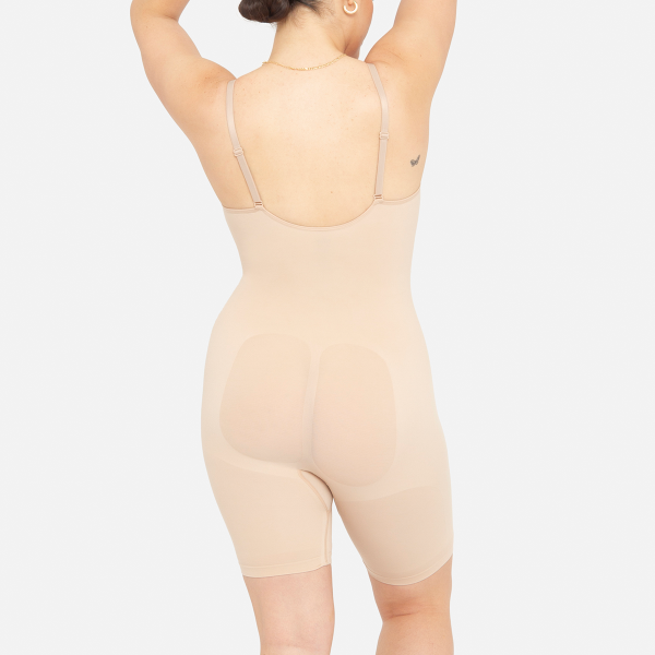 Modelo con faja de maternidad bodysuit short de espaldas- ellaz