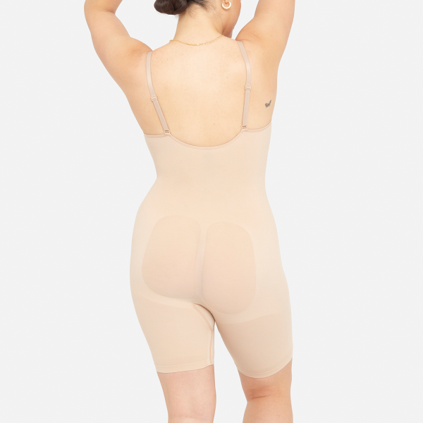 Modelo con faja de maternidad bodysuit short de espaldas- ellaz Nude