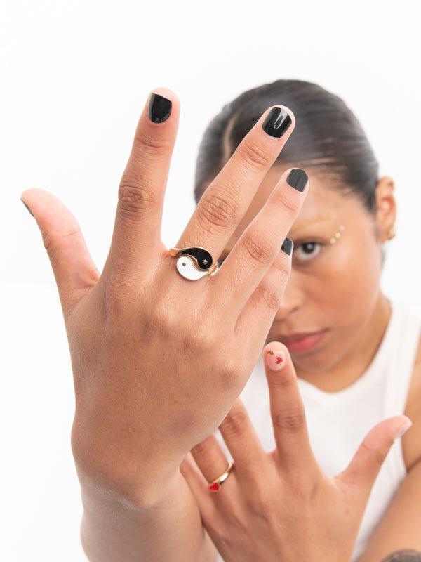 Modelo mostrando manos con nuestro esmalte uñas black soul - Black Soul - ellaz