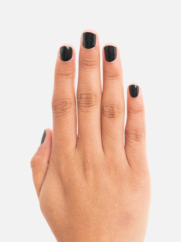 Mano con nuestro esmalte uñas black soul - Black Soul - ellaz