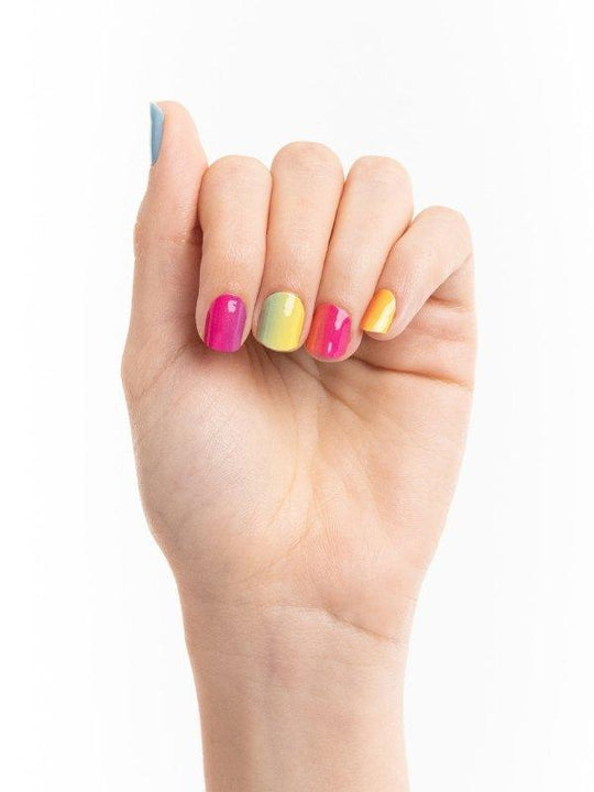 Mano apretada con esmalte uñas chromatic rainbow - Chromatic Rainbow - ellaz