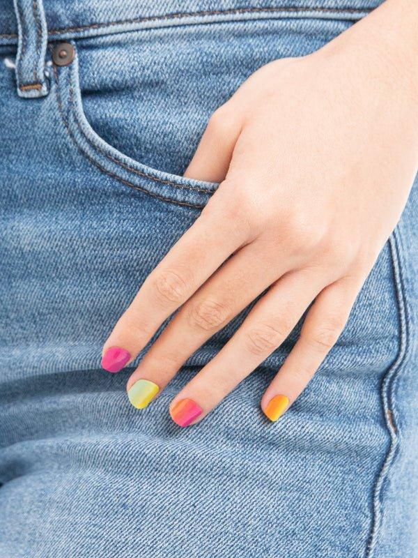 Mano en bolsillo con el esmalte uñas chromatic rainbow - Chromatic Rainbow - ellaz