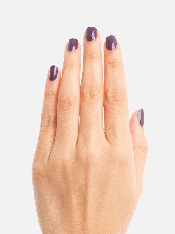 Mano con esmalte uñas dark grape - Dark Grape - ellaz