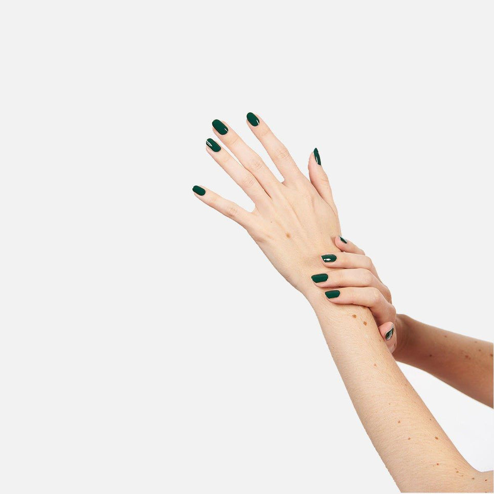 Diseño de uñas con el esmalte Green Olive - ellaz