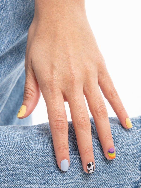 Mano sobre jean con nuestro esmalte uñas happiness - Happiness - ellaz