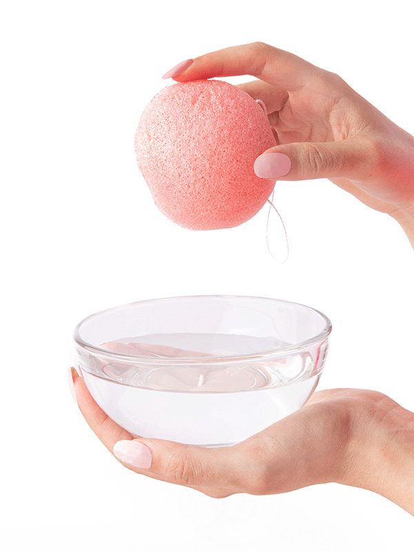 Mano usando la  esponja exfoliante - Konjac Sponge - ellaz