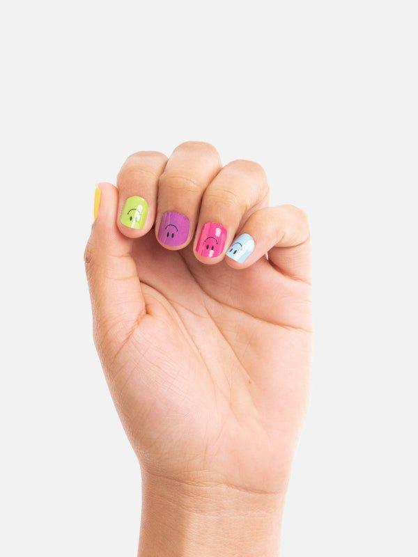 Mano con el esmalte Smileys - ellaz