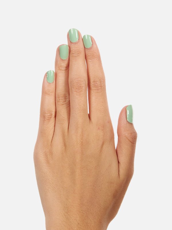 Mano con el esmalte Sweet Mint - ellaz